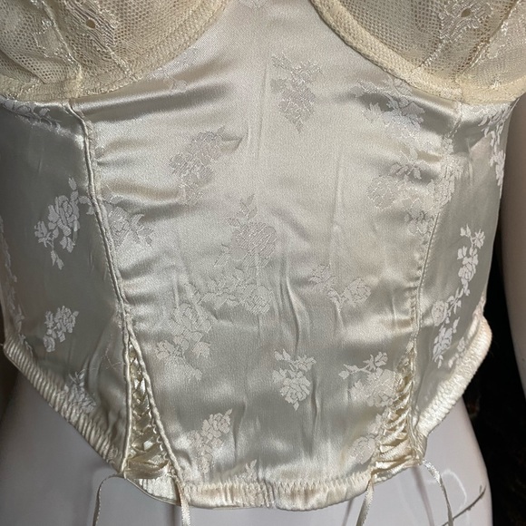Sold. 36B corset ivory - Picture 11 of 12